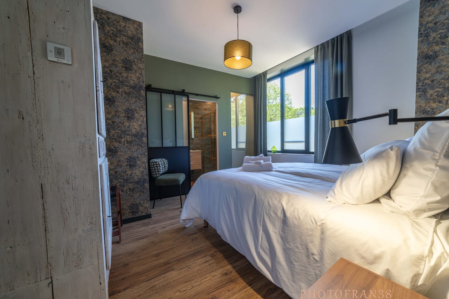 Sauge room at Le 10, double bed and garden view