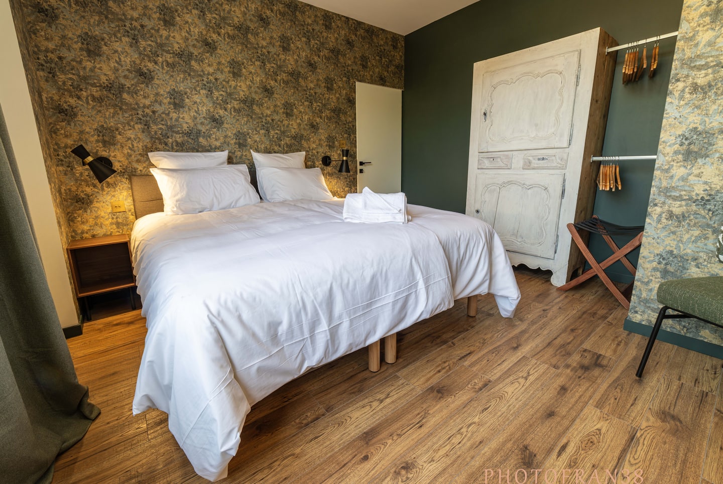 Sauge room at Le 10, soft atmosphere and thoughtful furniture