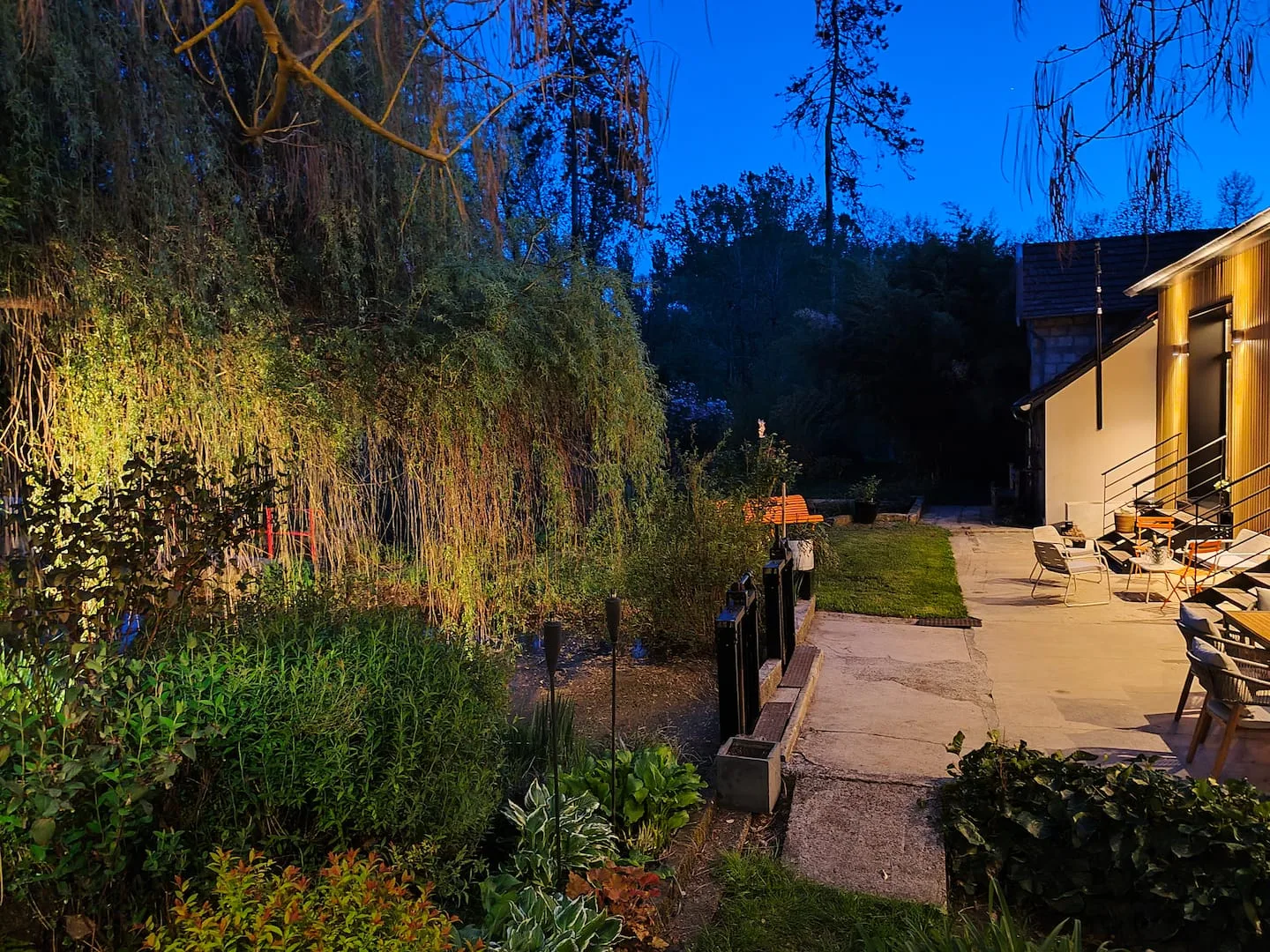 Garden at Le 10 lit up at dusk