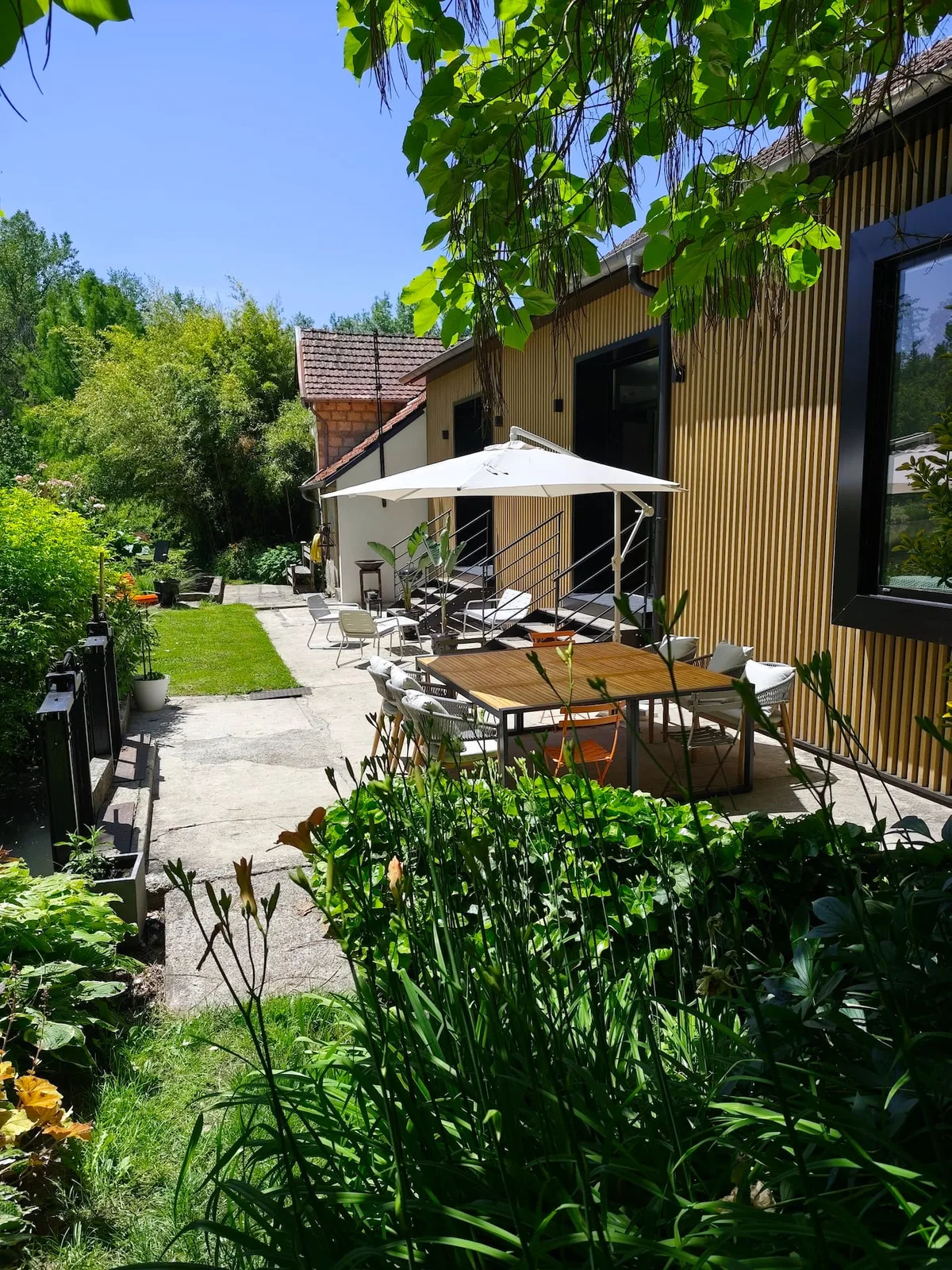 Terrace at Le 10 with garden furniture and parasol