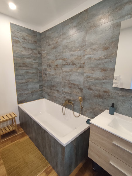 Bathtub in the private bathroom of the Sauge room